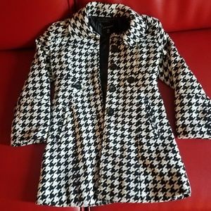 Girls Houndstooth pattern pea coat.